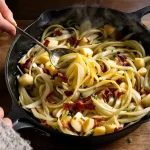 « Je la prépare en 10 minutes » : ma poêlée poireaux-pommes-lardons rapide et simple pour la famille